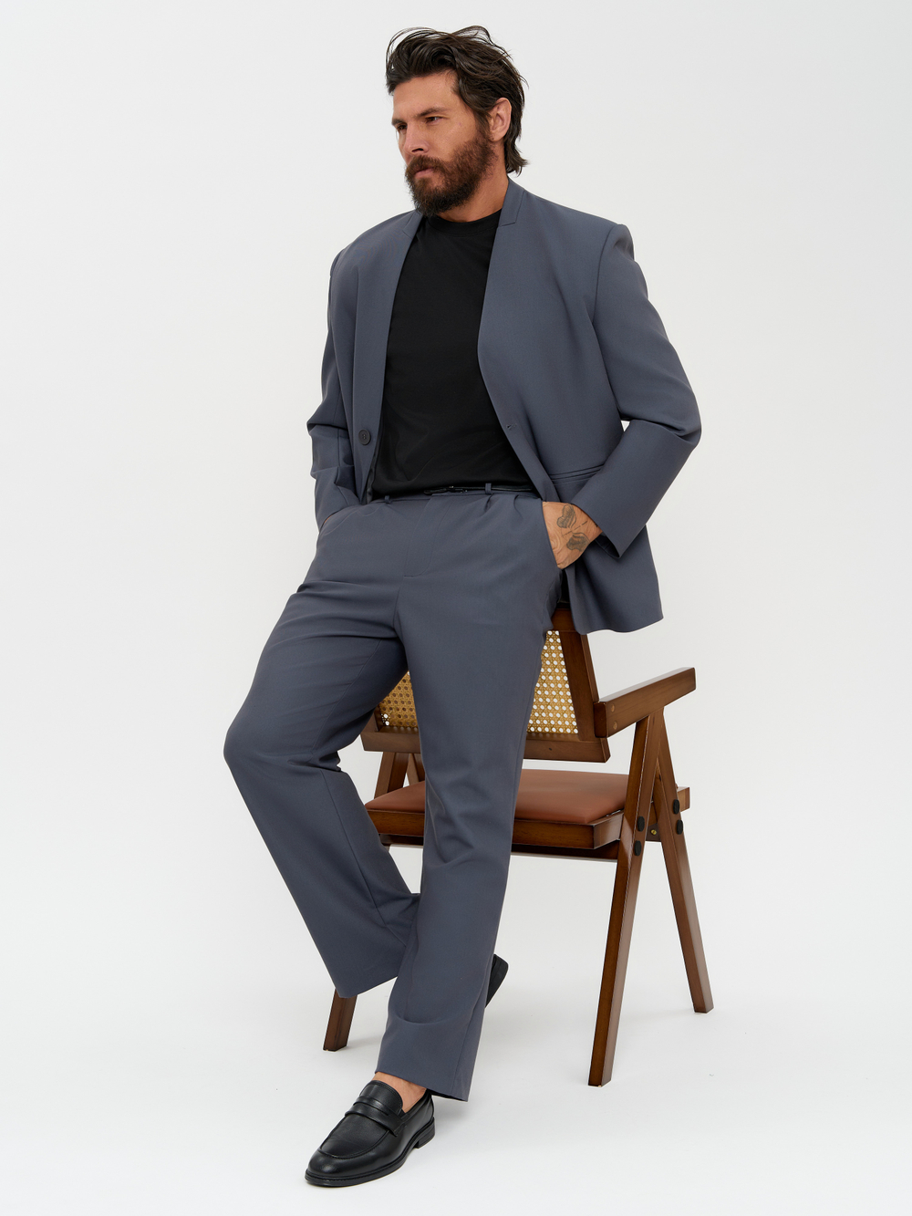 Однобортный костюм без ворота