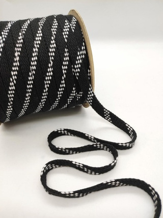 Шнур плоский турецкого плетения 10-12 мм Штрихи на черном