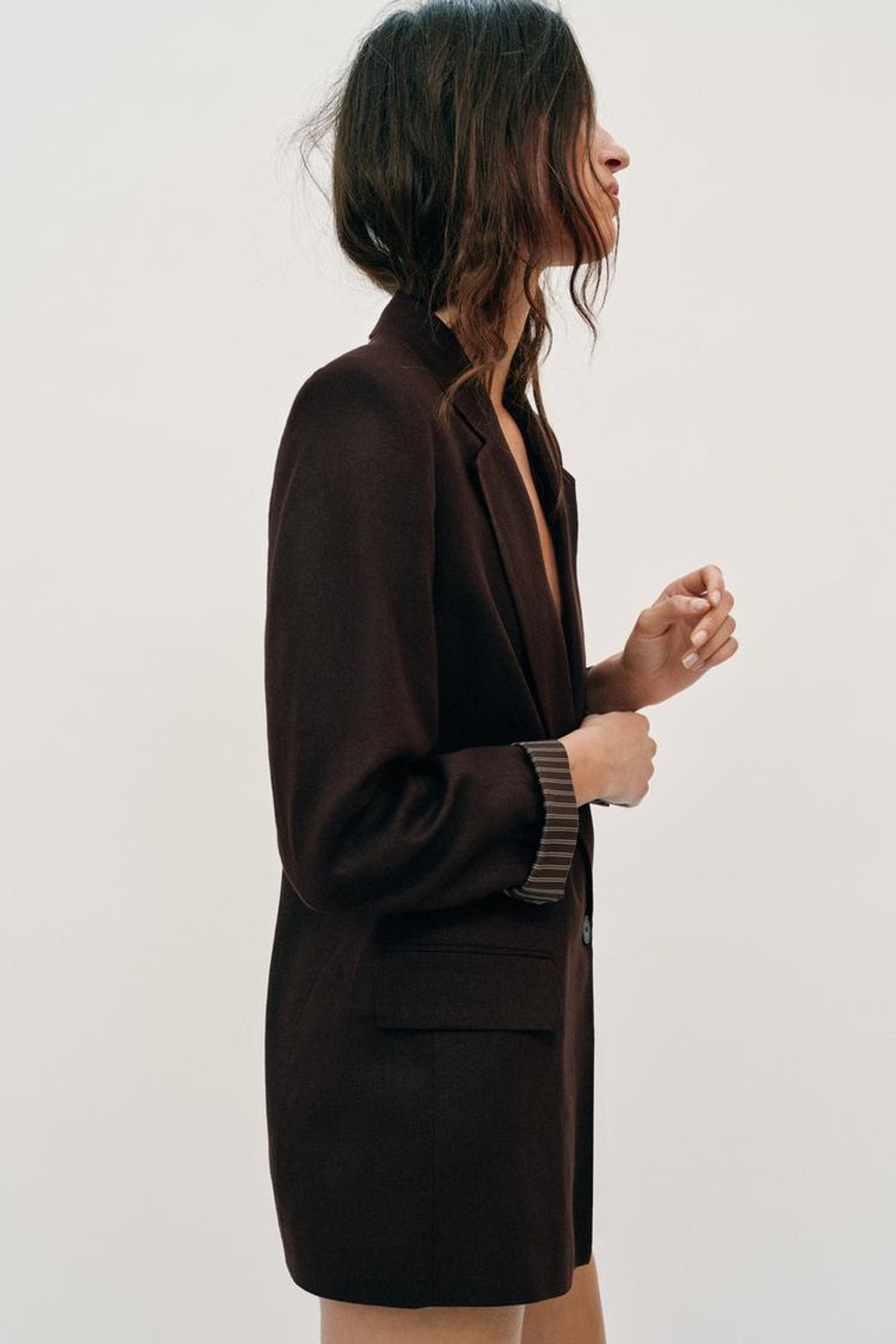 ZARA БЛЕЙЗЕР ИЗ СМЕСОВОГО ЛЬНА С ПОДВЕРНУТЫМИ РУКАВАМИ, ТЕМНО-КОРИЧНЕВЫЙ