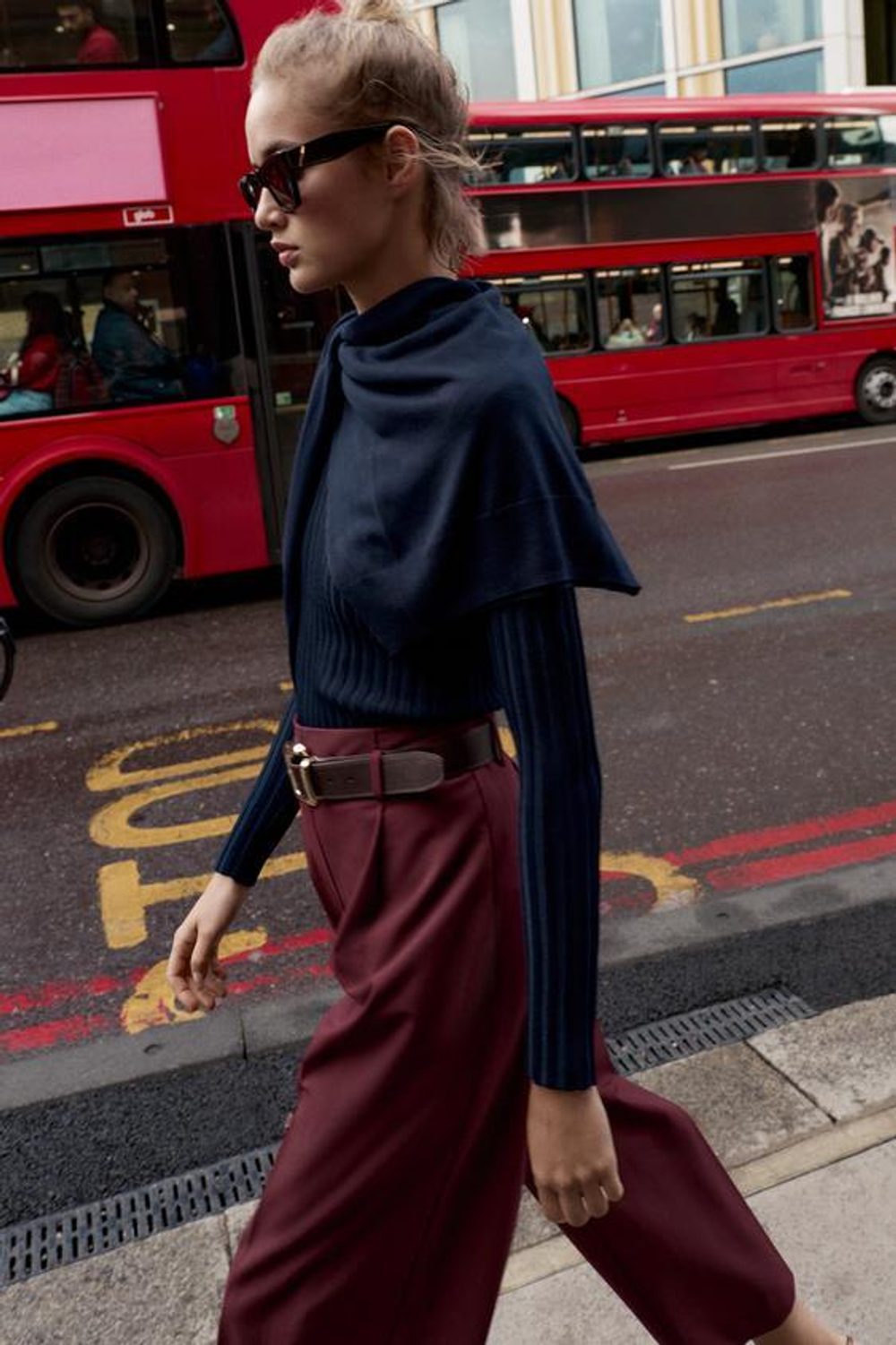 ZARA БРЮКИ С ЗАЩИПАМИ И РЕМНЕМ, БУРГУНДИ