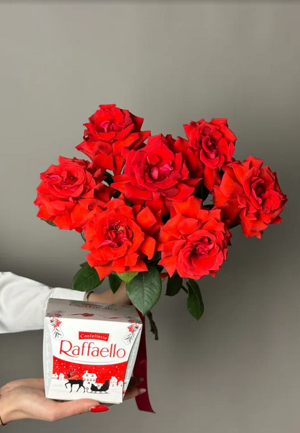 Букет из 7 французских роз с рафаелло