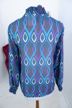 Блузка красивой расцветки, визуально на 46 размер