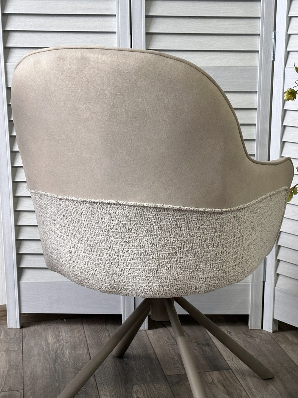 Стул М-City DISAUR Рикард (Rikard) поворотный на 360 градусов, Кремовый Riely-111, Present-120, Шенилл-Велюр, Латте каркас