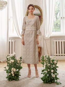 Платье с квадратным вырезом