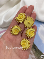 Пуговицы матовое золото Скиапар. в форме рельефной ракушки с жемчугом