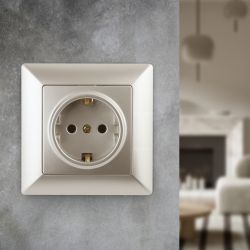 Розетка Intro Solo 4-202-04 с заземлением 2P+E Schuko, 16А-250В, IP20, СУ, шампань