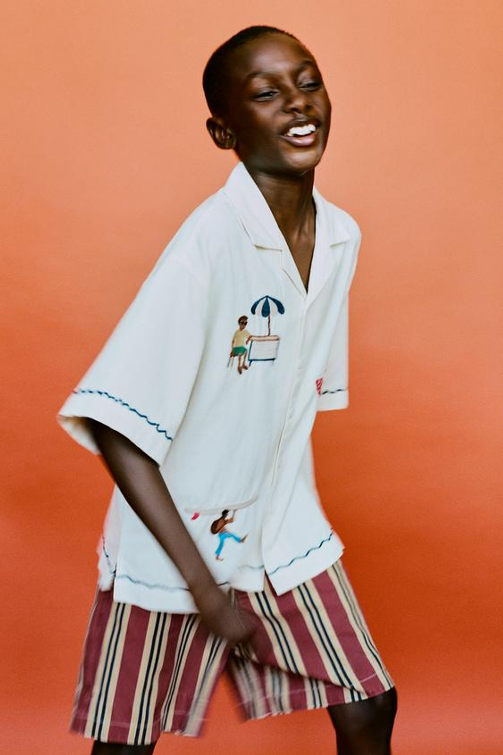 ZARA РУБАШКА БОУЛИНГ С ВЫШИВКОЙ ИЗ СМЕСОВОГО ЛЬНА, ЭКРЮ