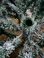 Заснеженная елка с шишками «ile Grande» (Литая+пвх) 210 см / 2,1 м