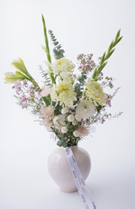 нежный букет в светлых тонах с необычными цветами ко дню матери