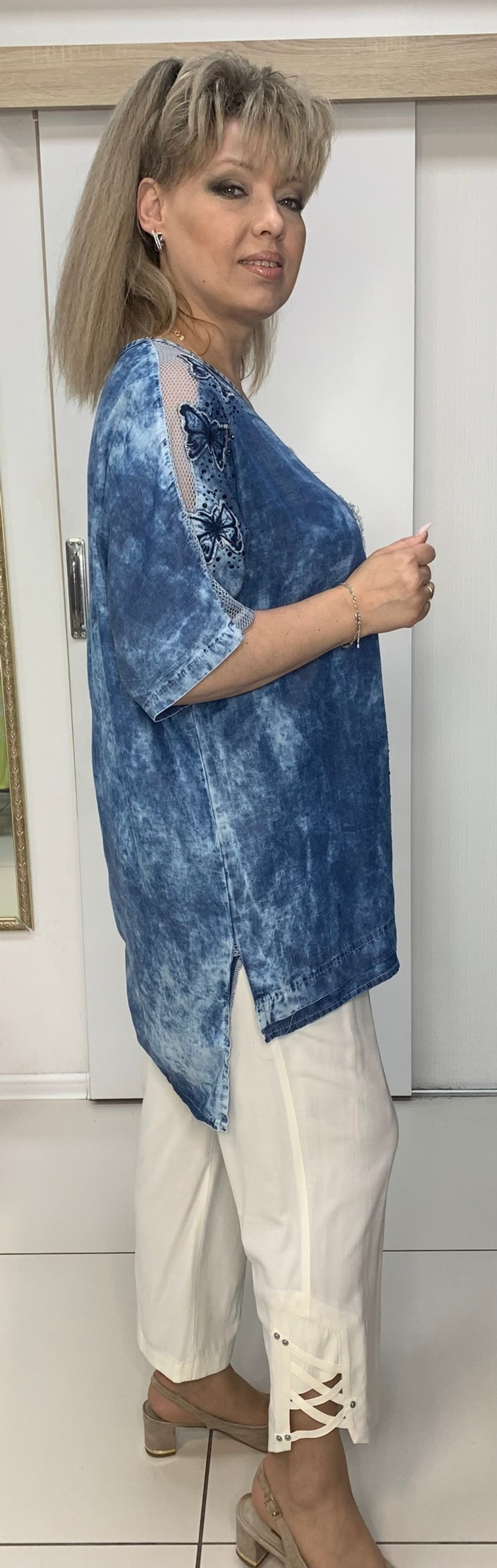 Удлиненная туника с сетчатыми вставками по плечам и аппликацией