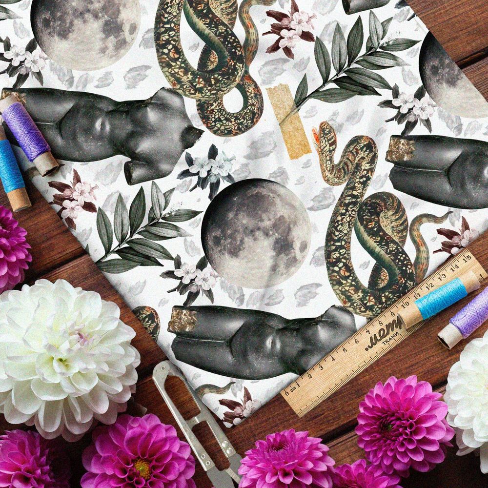 Ткань бифлекс коллаж из скульптур, полной луны и змей