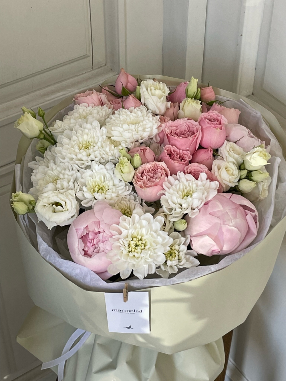 Букет розовые пионы,  хризантемы  с добавлением эустомы  и кустовых роз
