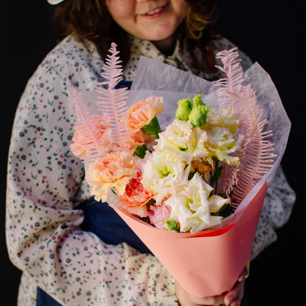 13. Романтичный персиковый букет с эустомой