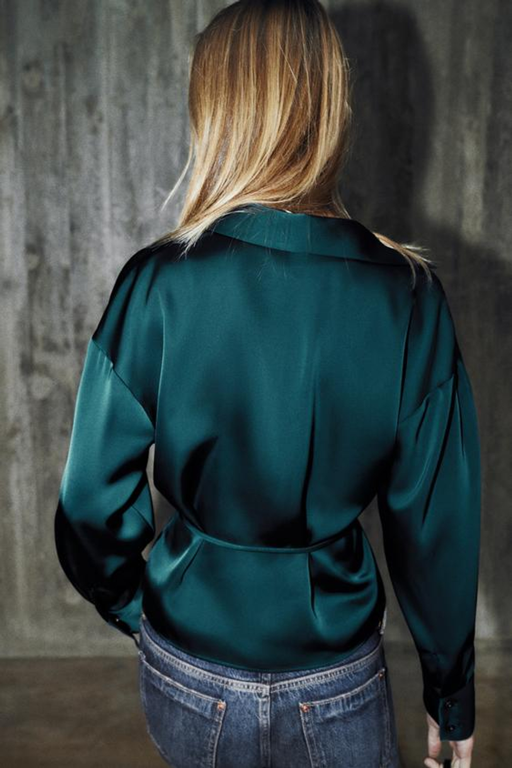 ZARA АТЛАСНАЯ БЛУЗКА С ТОНКИМ ПОЯСОМ, СИНЕ-ЗЕЛЕНЫЙ
