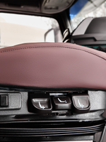 Чехлы Люкс VOLVO FH-13 после 2018 года: водитель от сиденья, пассажир от стойки кабины (один вырез под ремень) (экокожа, коричневый, коричневая вставка)