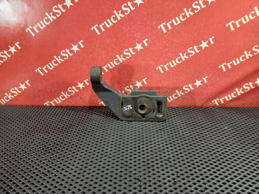 Кронштейн переднего амортизатора