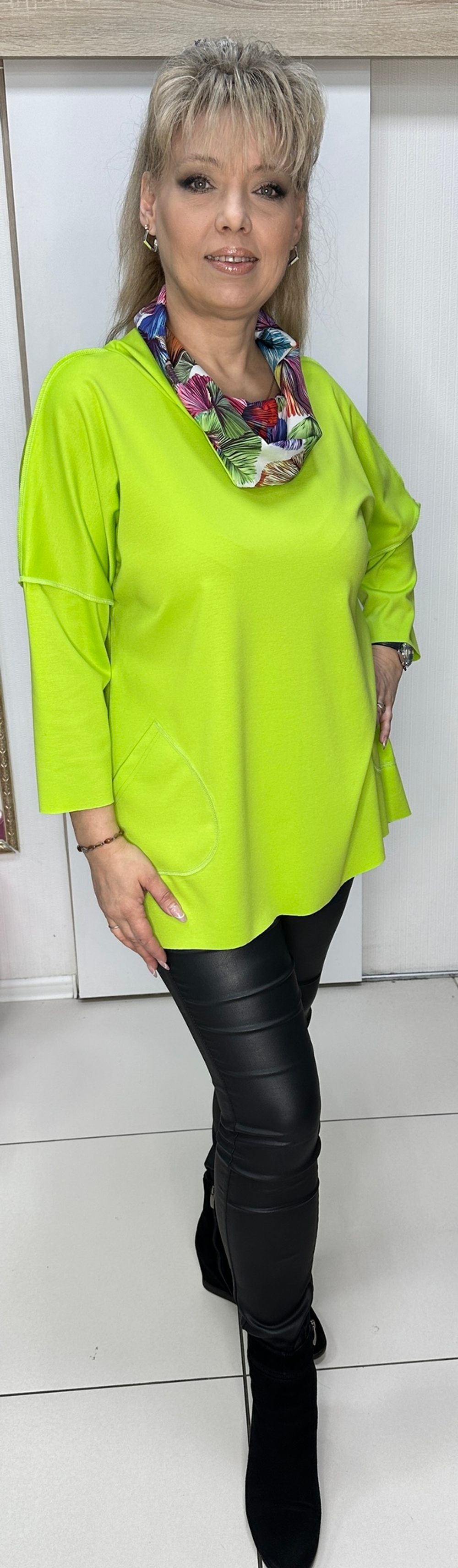 Удлиненная туника с цветным хомутом в яблочном цвете