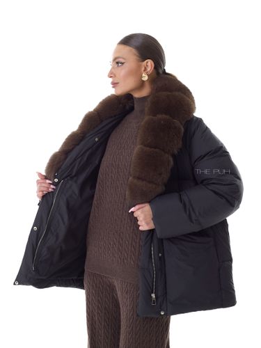 Черный удлиненный пуховик с поясом и меховым воротником