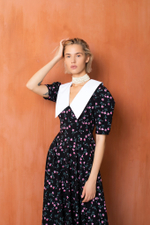 Платье с белым воротником