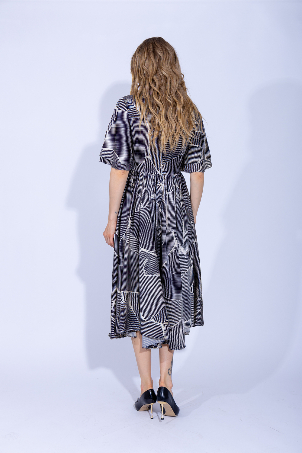 Женское дизайнерское черное платье с поясом