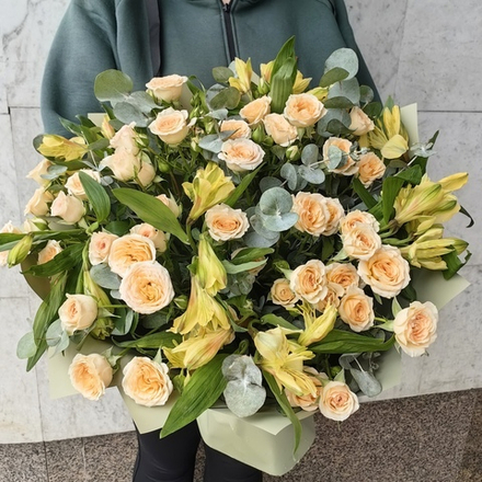 Авторский букет из кустовых роз и альстромерий