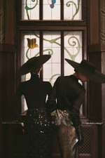 ЮБКА ИЗ ЧЕРНОГО ШЕЛКОВОГО АТЛАСА, РАСШИТАЯ ПАЙЕТКАМИ И БАХРОМОЙ