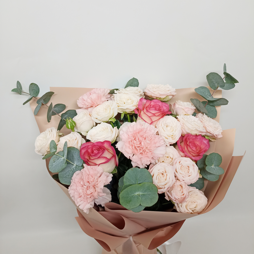 Букет роз и диантусов Елена