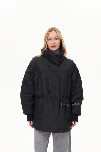 Черный пуховик с воротом-стойкой и скрытым капюшоном