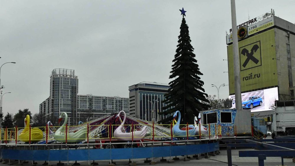 Светодинамическая елка ствольная - встроенная гирлянда: Теплый свет - "Таежная" от 11 до 21 м