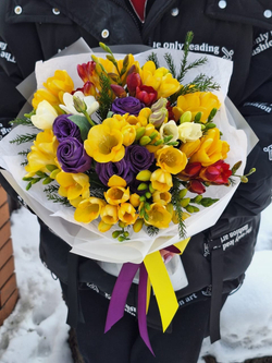 Букет из аромтаных фрезий с эустомой