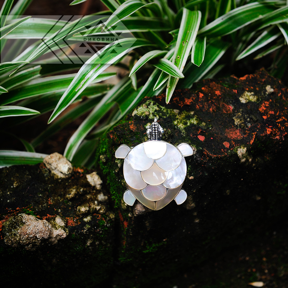 Кулон-брошь ЧЕРЕПАХА, серебро/белый перламутр