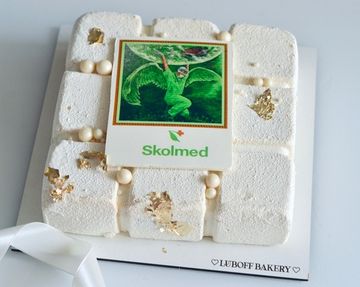 Торт на день медика с шоколадной открыткой