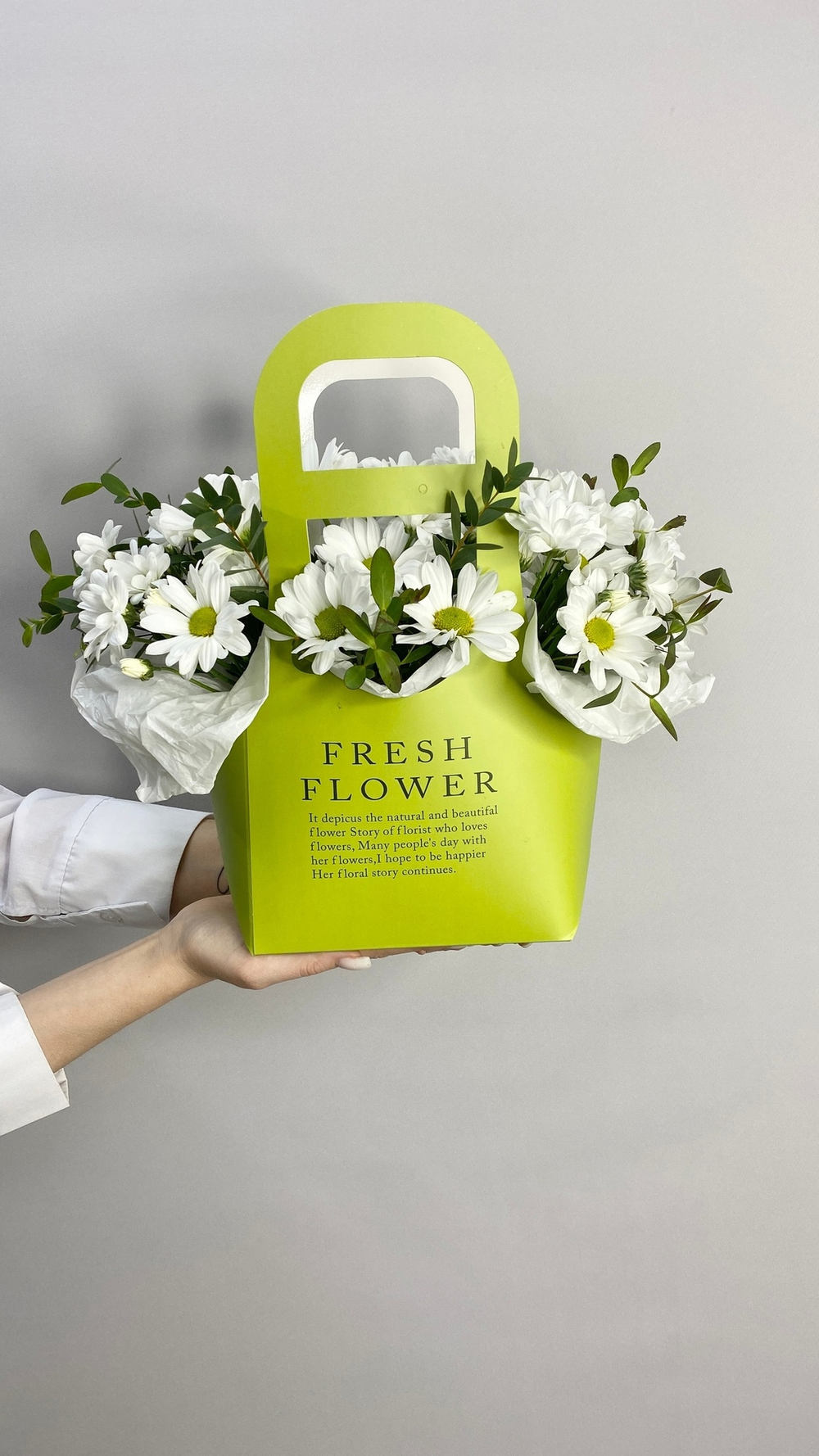 Ромашки в сумке с эвкалиптом