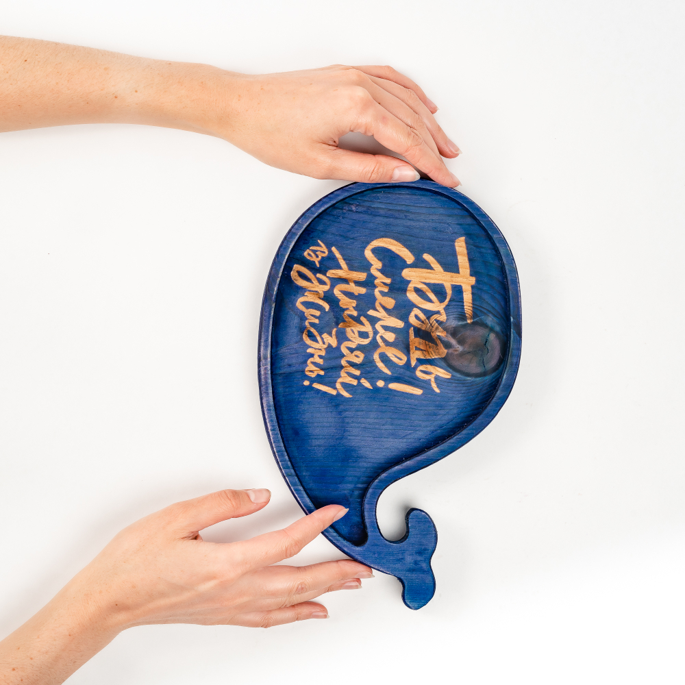 Менажница деревянная из сибирского кедра для подачи блюд и закусок с гравировкой "БУДЬ СМЕЛЕЕ! НЫРЯЙ В ЖИЗНЬ!". MG124