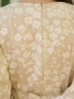 Платье миди с вырезом