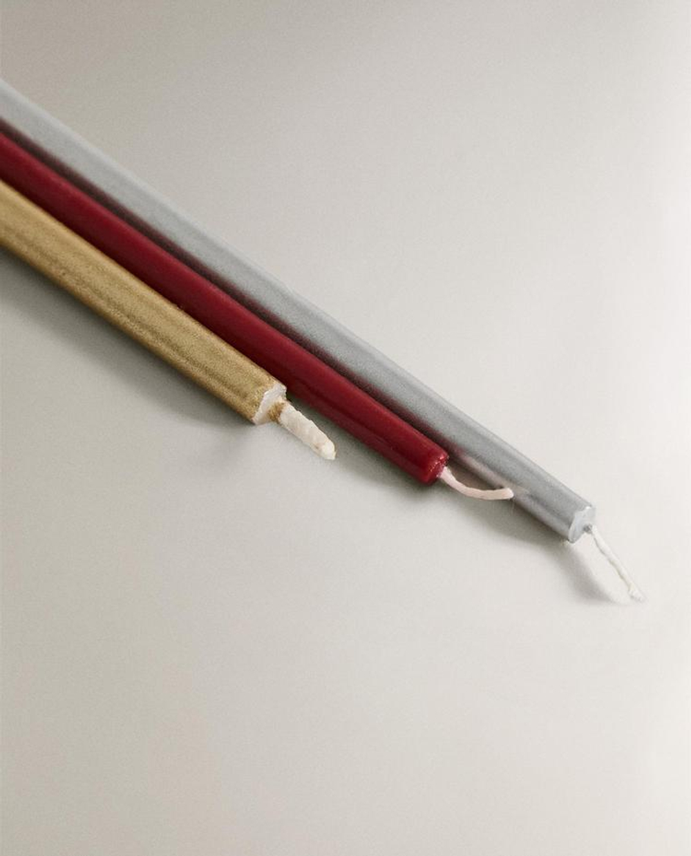 ZARA HOME НАБОР РАЗНОЦВЕТНЫХ РОЖДЕСТВЕНСКИХ ДЛИННЫХ СВЕЧЕЙ (НАБОР ИЗ 15 ШТУК), ЗОЛОТОЙ/СЕРЕБРЯНЫЙ