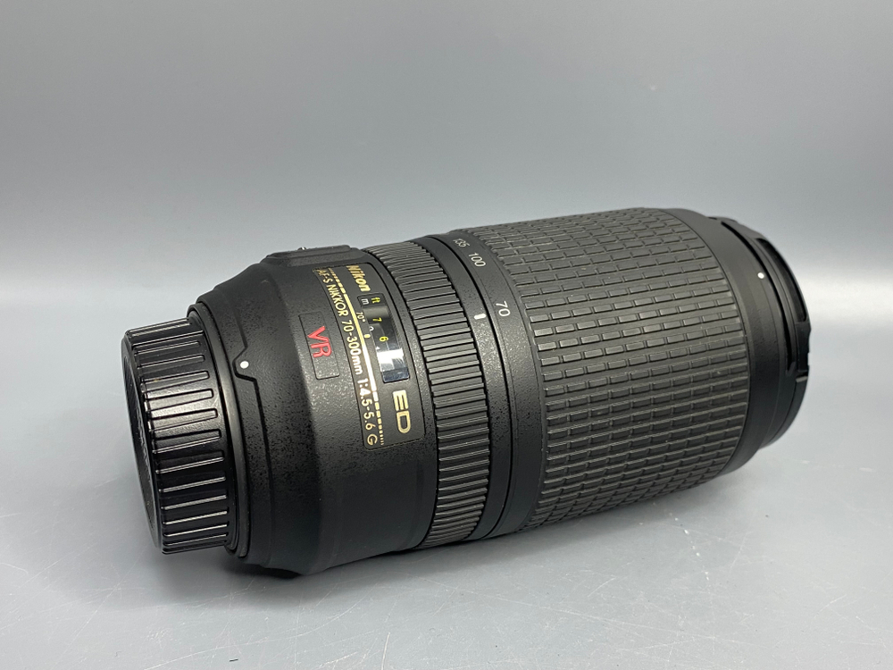 Nikon 70-300mm (VR Не рабочий с царапинами)