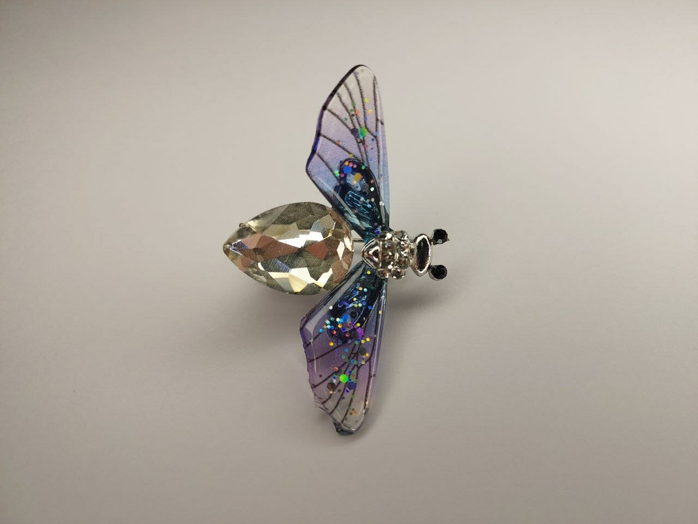 Брошь. Брошка. Муха. Цвет белая