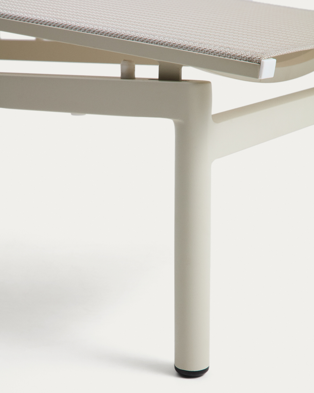 Шезлонг Lesina из серо-коричневого алюминия и текстиля цвета экрю