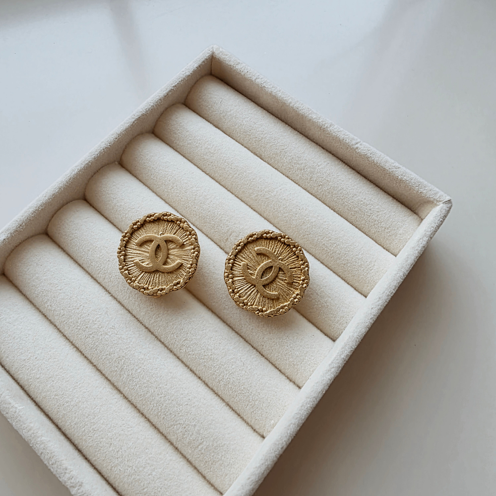 Клипсы Chanel с логотипом