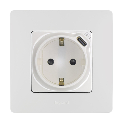 Розетка с заземлением с USB тип C со шторками 16А 250В 1500мА 7,5Вт белый ETIKA Legrand