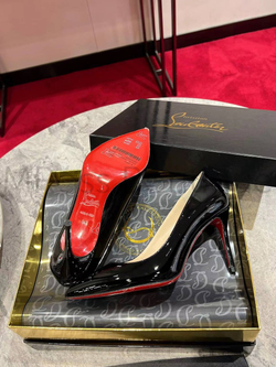 Christian Louboutin Kate (Kristian Labuten) premium klassa - klassicheskiye tufli-lodochki s zaostrennym noskom i kablukom-shpil'koy 100 mm. Blagodarya svoyey nepodvlastnoy vremeni privlekatel'nosti i izyashchnym liniyam, eta model' yavlyayetsya nezamenimoy v garderobe lyuboy sovremennoy modnitsy. Tufli na kabluke, vypolneny iz glyantsevoy lakirovannoy kozhi chernogo tsveta i dopolnennyye firmennoy krasnoy podoshvoy.