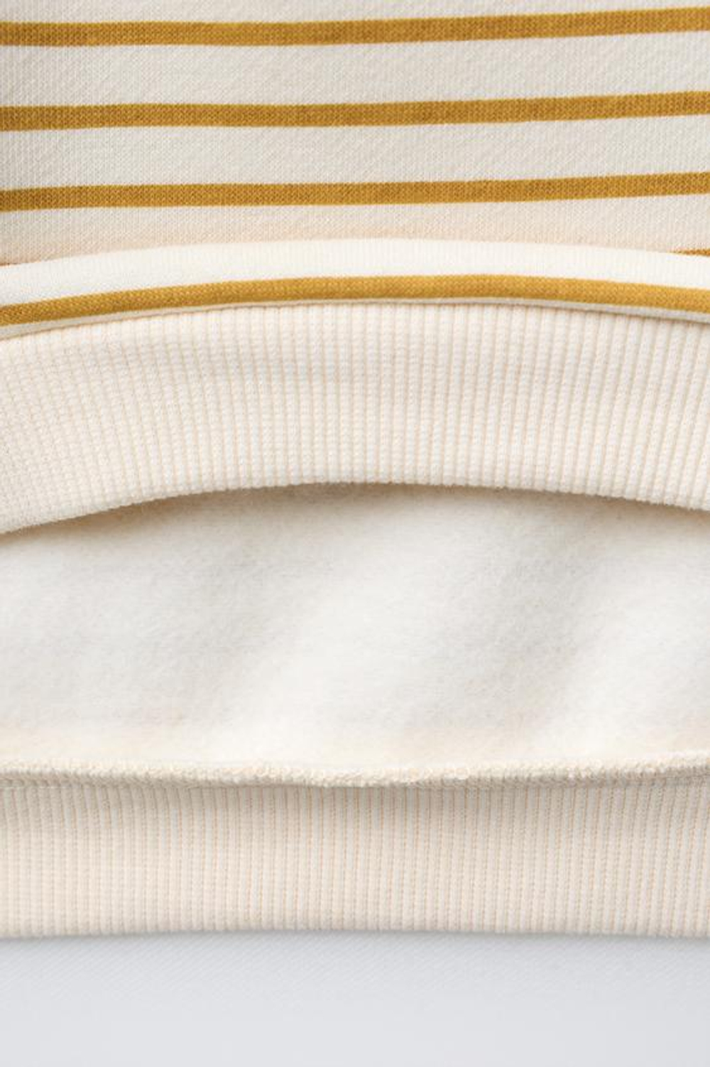 ZARA КОМПЛЕКТ ИЗ ТОЛСТОВКИ И БРЮК-ДЖОГГЕРОВ В ПОЛОСКУ, ОХРА