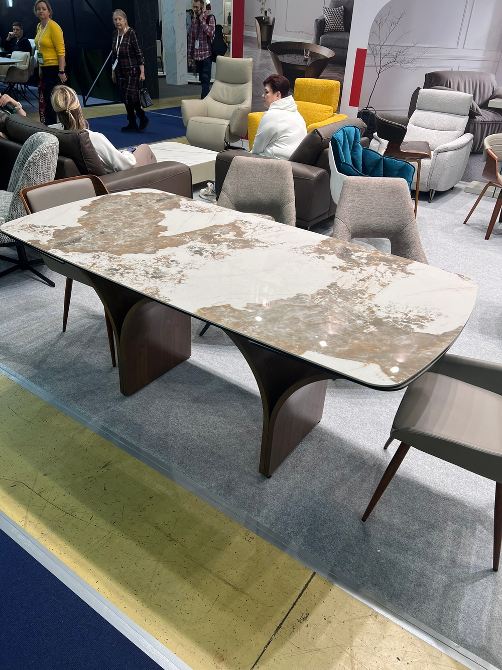 Стол DT2341 (180-260) белая глянцевая керамика/орех