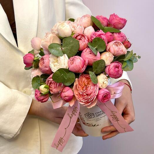 Сборная композиция с пионовидными розами Сильва Пинк и Мэнсфилд Парк в шляпной коробке. Цветы в коробке 015 Chalet Green