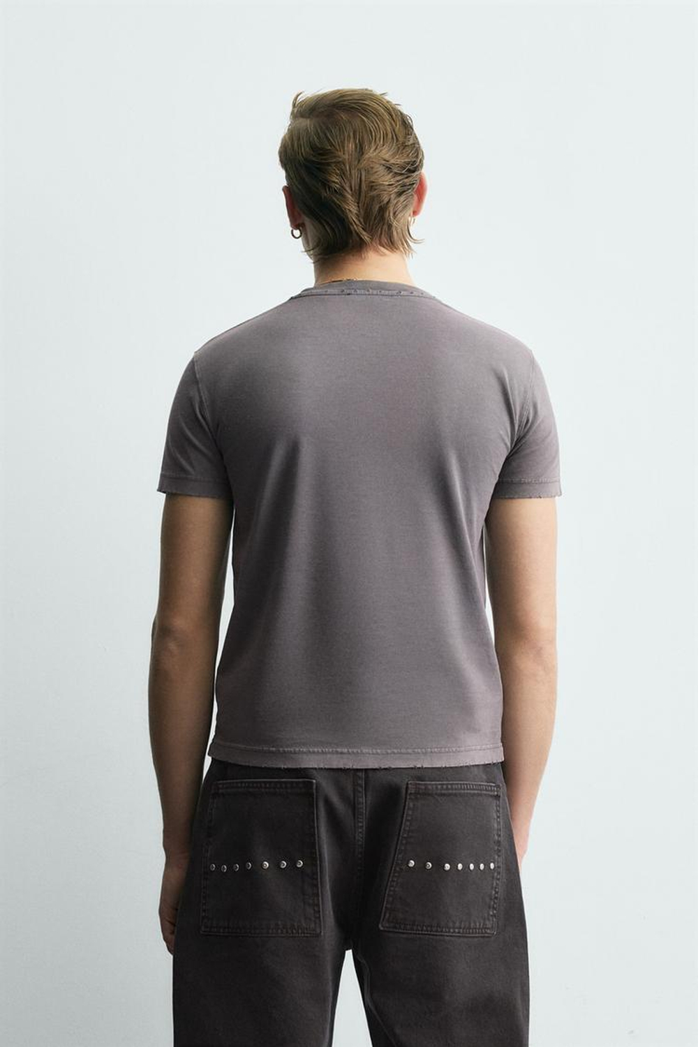 ZARA ФУТБОЛКА КРОП С НАДПИСЬЮ И ЭФФЕКТОМ ПОТЕРТОСТИ, СЕРЫЙ/КОРИЧНЕВЫЙ