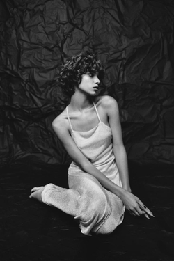 ZARA ПЛАТЬЕ МИДИ ИЗ ТКАНИ С МЕТАЛЛИЗИРОВАННОЙ НИТЬЮ, СЕРЕБРИСТЫЙ