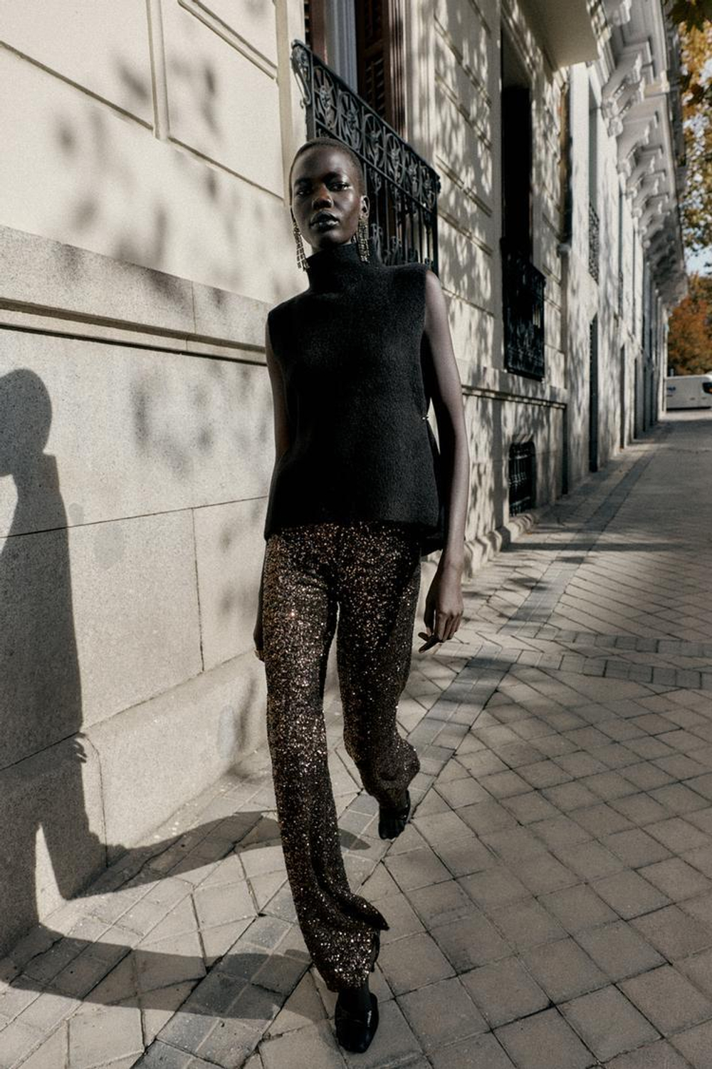 ZARA ТРИКОТАЖНЫЙ ТОП АСИММЕТРИЧНОГО КРОЯ, ЧЕРНЫЙ