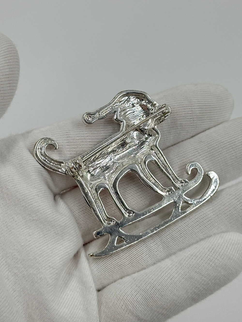 Брошь Собака на санях