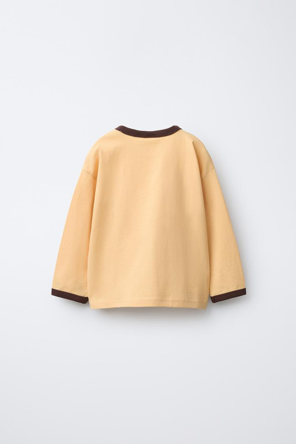 ZARA ОДНОТОННАЯ ФУТБОЛКА С КОНТРАСТНЫМИ КАНТАМИ НА ВОРОТНИКЕ, ВАНИЛЬНЫЙ